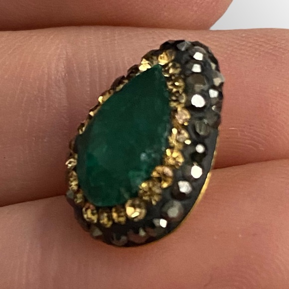 181 Sunaina Emerald Studs - Picture 9 of 10